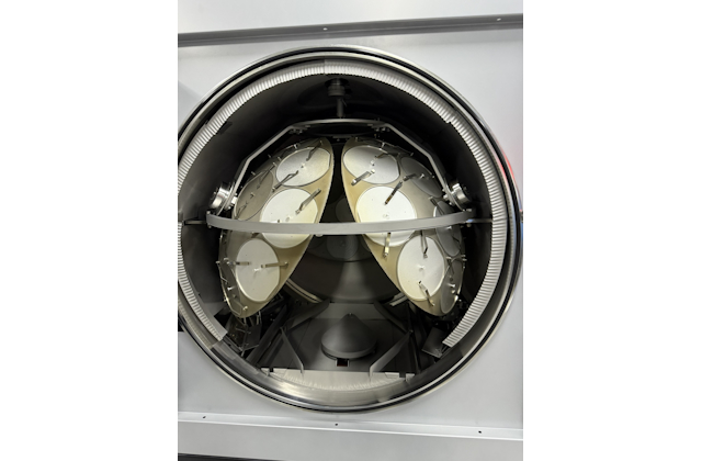 Крепление пластин при планетарном типе подложкодержателя